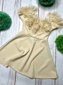 Elegantní dívčí šaty s týlem