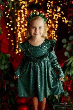 Dívčí vánoční šaty se zlatými třpytkami a volánkem vpředu